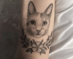 Татуировка черно-белого кота